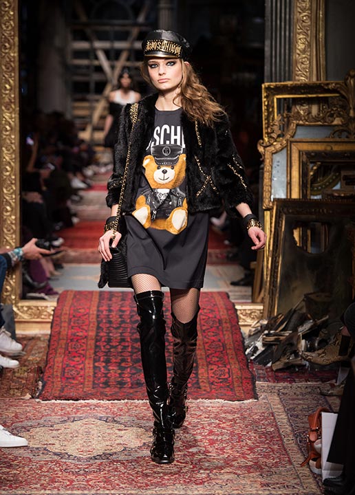 Модный лук с ботфортами фото с подиума от Moschino Fall-2016-Winter-2017